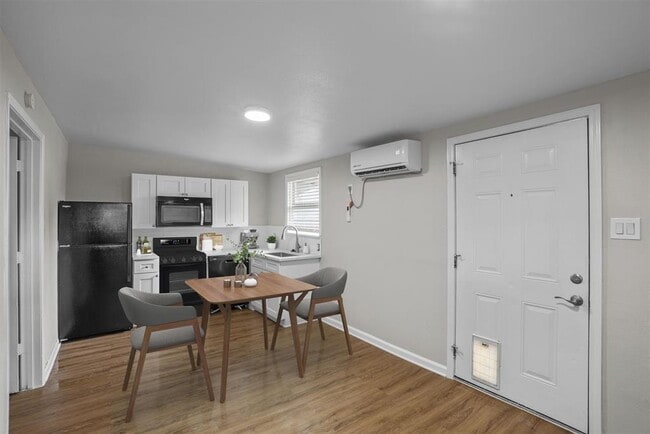 Building Photo - 506 W Grady Dr
