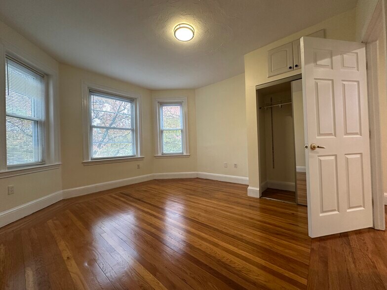 Building Photo - 55 Thatcher St