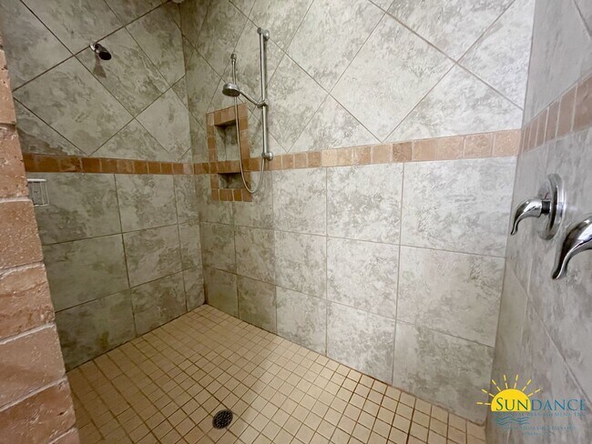 Building Photo - Gorgeous 4 Bedroom Home in Shalimar