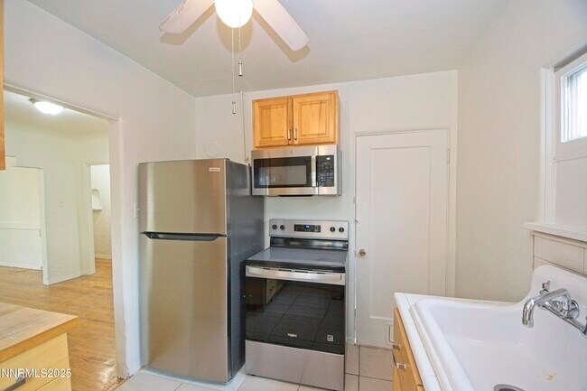 Building Photo - 1418 E St