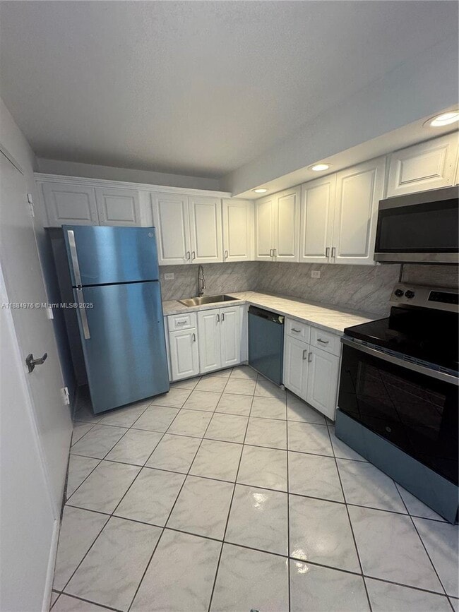 Building Photo - 6039 Collins Ave