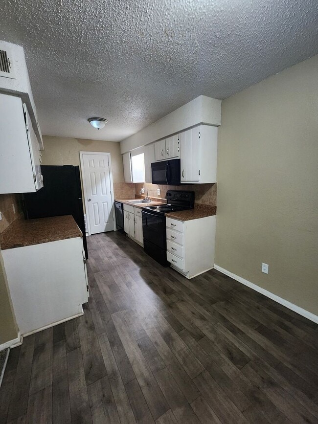 Building Photo - 2 bedroom 1.5 Bath