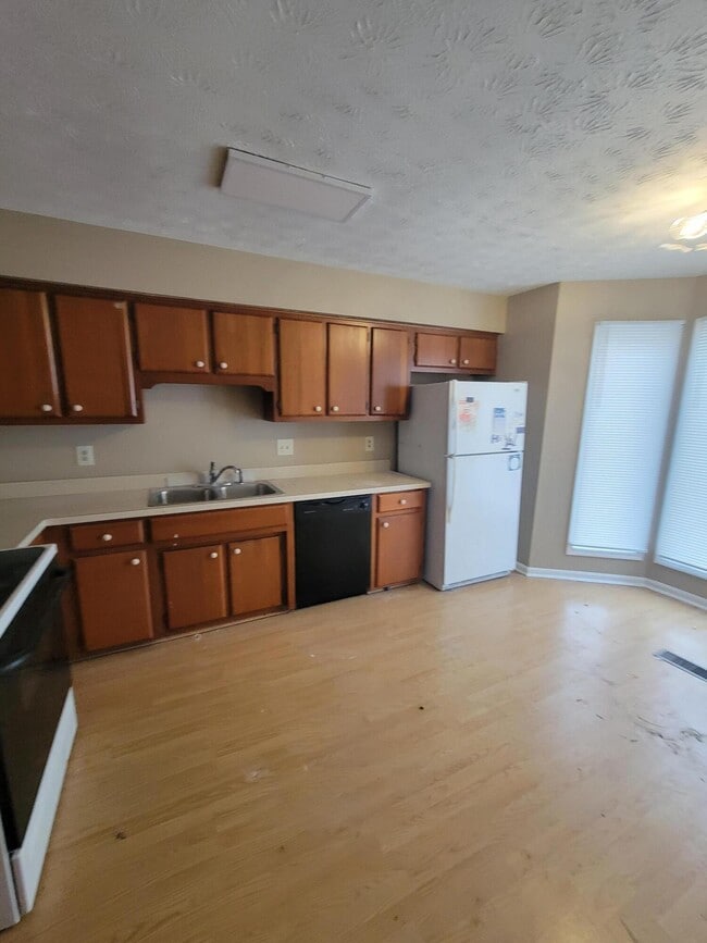 Building Photo - 500 Orchard Dr