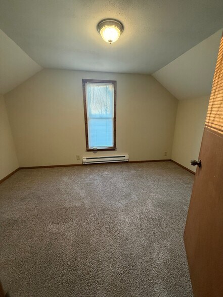 Building Photo - 816 E Cranston Rd