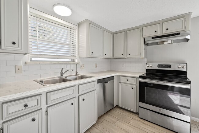 Building Photo - 14035 Utopia Dr