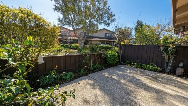 Building Photo - Modern Alameda Townhouse with Resort Style Amenities