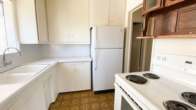 Building Photo - Charming 2BD/1BA Cottage in Hermosa Beach