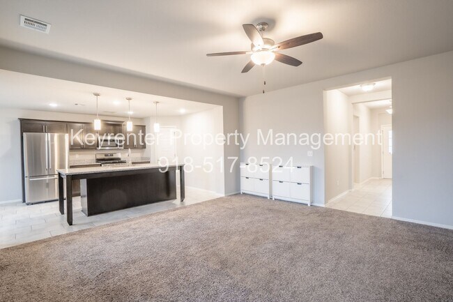 Building Photo - 4 bed/2 bath!