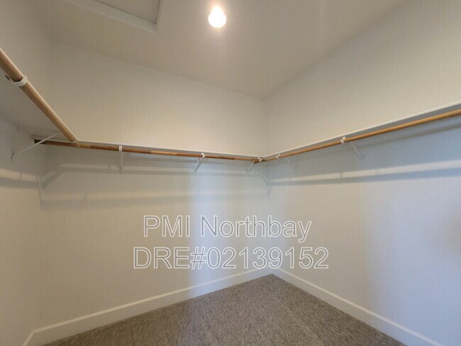 Building Photo - 481 Lexington Dr