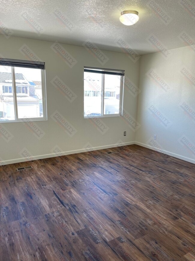 Building Photo - 3 bedrooms, 2.5 bath Townhouse
