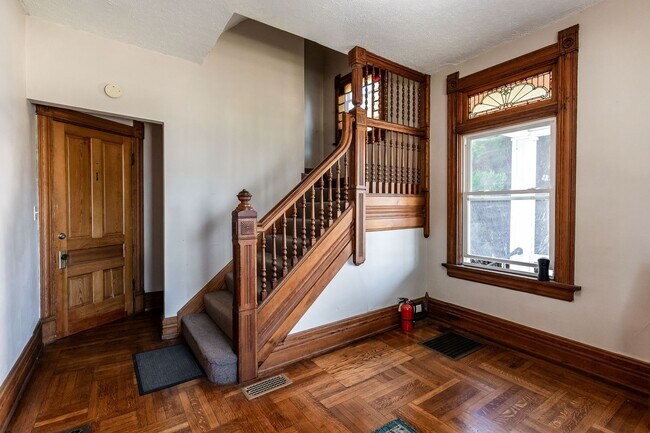 Building Photo - Hudson Ave.