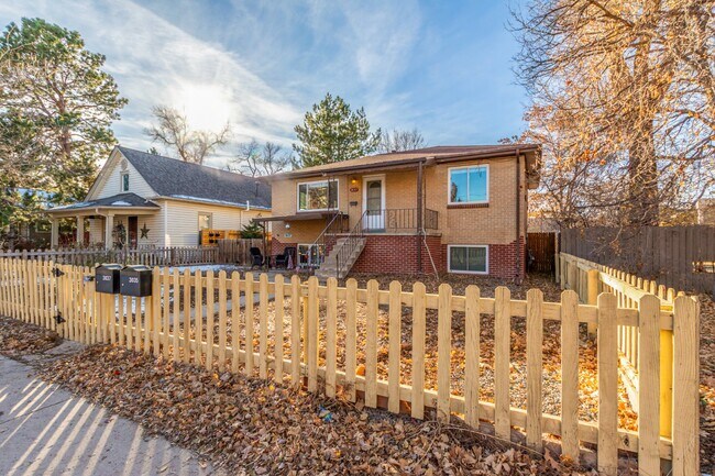 Building Photo - Charming Upper Unit Duplex in the Heart of Englewood!