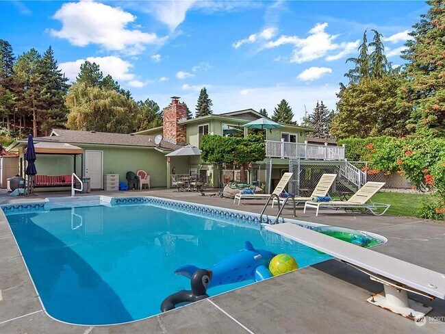 Building Photo - Luxury Home with Views, Maintained Pool and Yard. 5Bed, 3 Bath Great Location