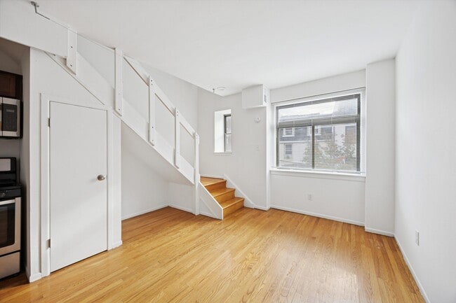 Building Photo - 319 S 10th St