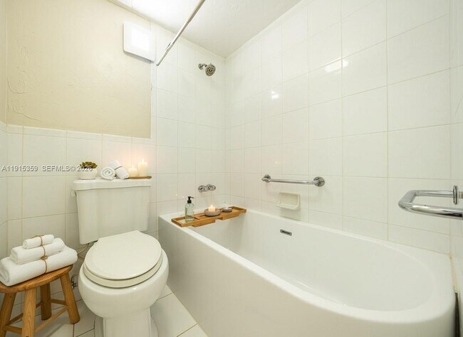 Building Photo - 1225 W 35th St