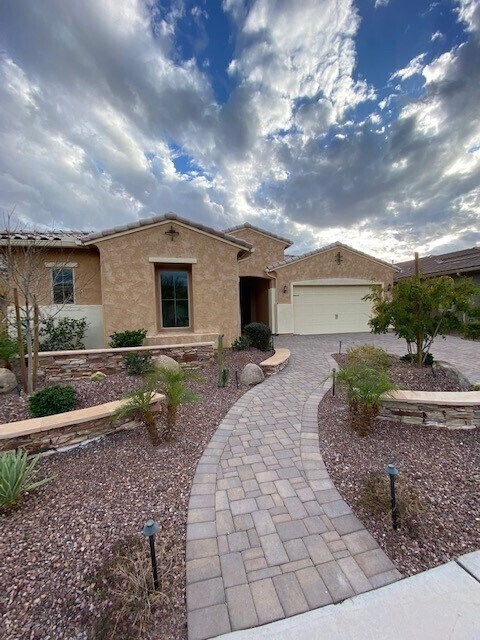 Building Photo - 10245 W Pinnacle Vista Dr