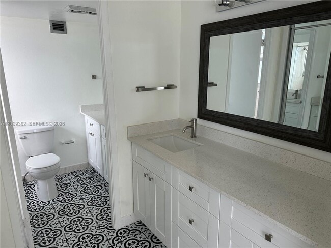 Building Photo - 6039 Collins Ave