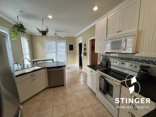 Building Photo - 4 Bedroom / 3.5 Bathroom Home For Rent in ...