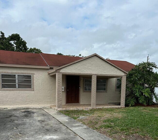 Building Photo - 811 NE 2nd Pl