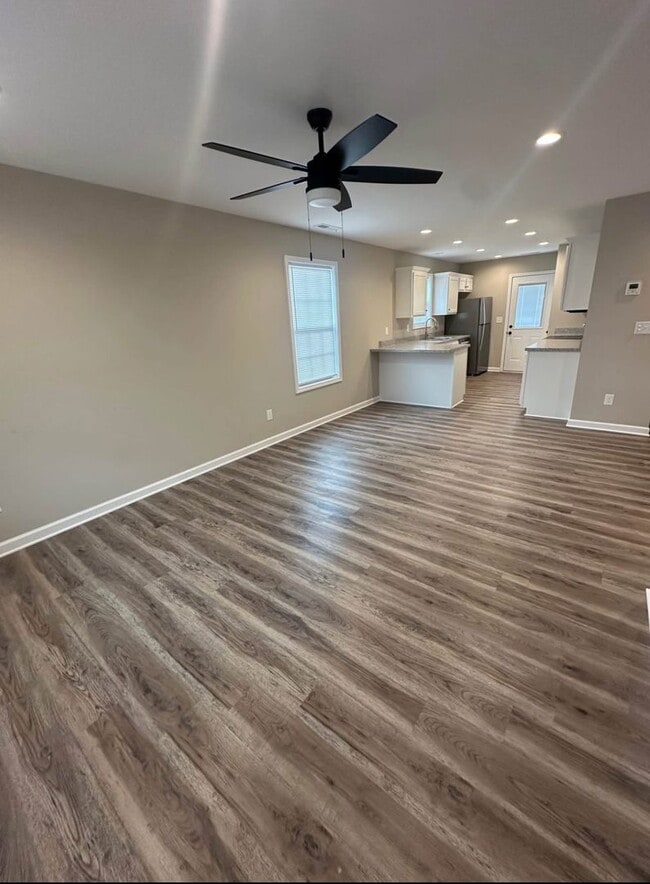Building Photo - 406 B Sanderson Dr