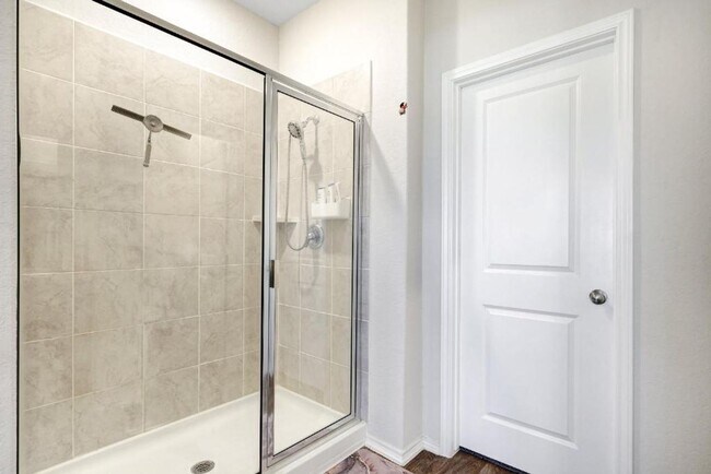Building Photo - Move in Ready and FULLY FURNISHED 3 BD/2 B...