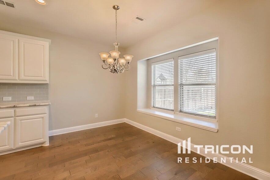 Building Photo - 319 S Hill Dr