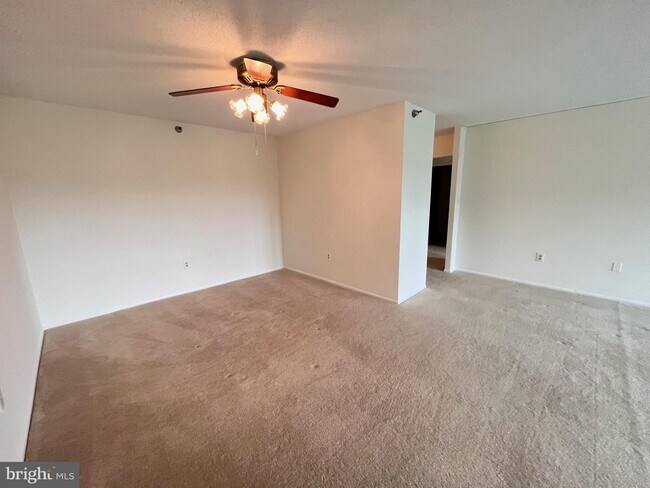 Building Photo - 15100 Interlachen Dr