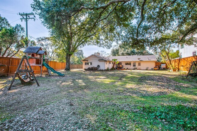 Building Photo - 8503 Manhattan Dr