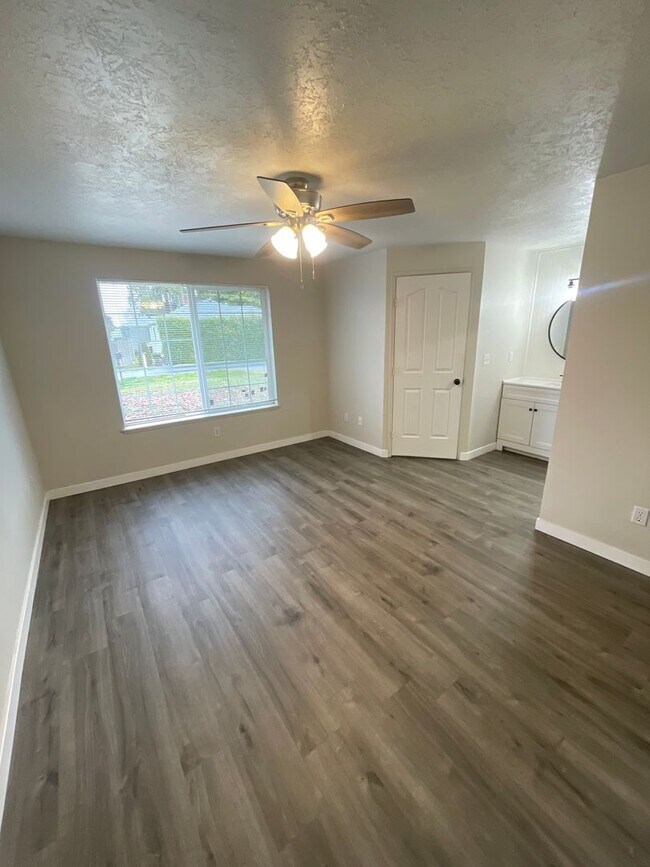 Building Photo - **MOVE IN SPECIAL**  Must See Updated 3 Bedroom with Large Yard!