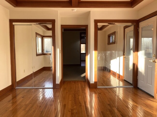 Building Photo - Country Home!