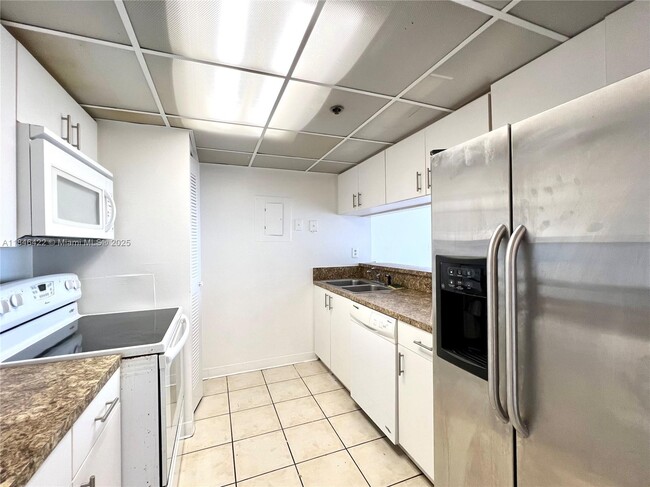 Building Photo - 7601 E Treasure Dr