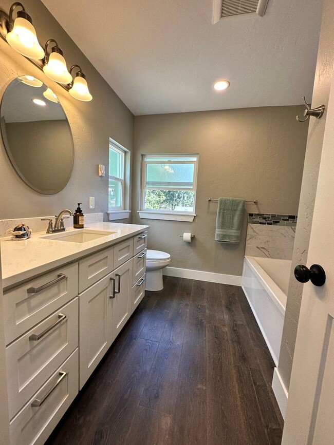 Building Photo - Gorgeous PET FRIENDLY fully remodeled house