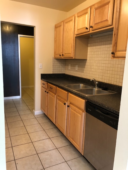 Building Photo - 600 Manhattan Dr