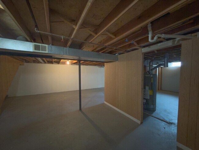 Building Photo - Move-In Ready Ranch Condo with Basement & Prime Location