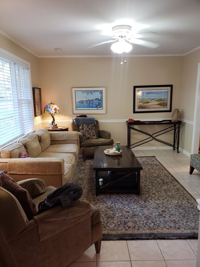 Building Photo - Three Bedroom Ranch in Mount Pleasant