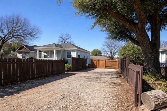 Building Photo - Newly Remodeled 3-Bedroom Home with Open Layout & Fenced Backyard in Dallas