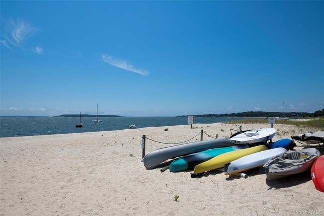 Building Photo - 4075 Pequash Ave