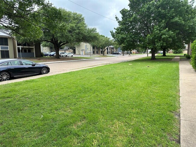 Building Photo - 8005 Rothington Rd