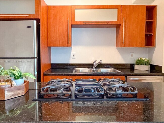 Building Photo - 10101 W Bay Harbor Dr