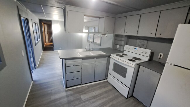 Building Photo - 613 4th St