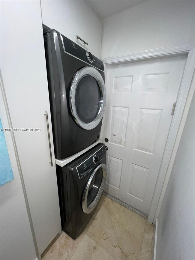 Building Photo - 5283 SW 33rd Way