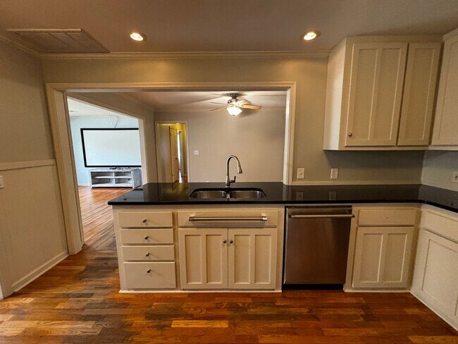 Building Photo - Brookside Charmer on secluded dead end street, just a 2 minute distance to restaurants, shopping ...