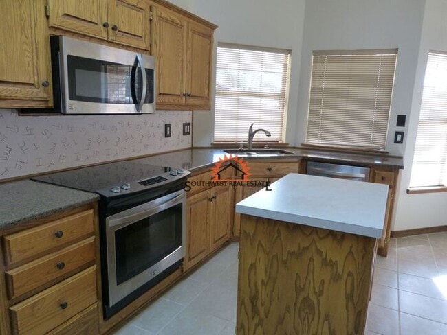 Building Photo - Spacious 4 bedroom 2 bath brick home