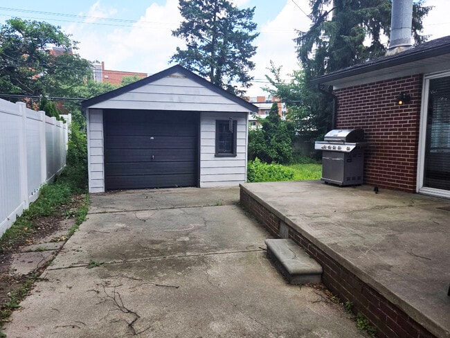 Building Photo - 3018 Guilford Dr