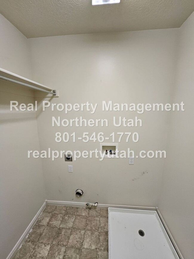 Building Photo - 3 Bedroom Townhome in Ogden Available Now!