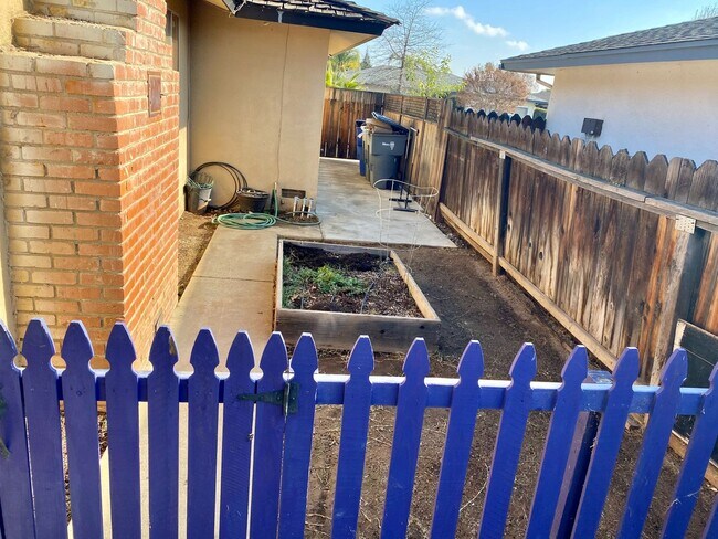 Building Photo - Spacious 3 Bedroom Fresno Home