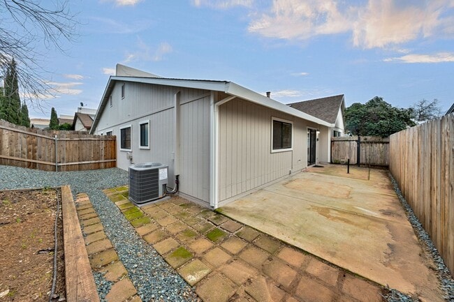 Building Photo - Updated 2 Bed, 2 Bath Duplex with Private Fenced Yard in Rescue!