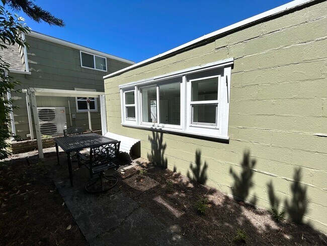 Building Photo - Charming 3BD, 1BA Beach House Near Alki