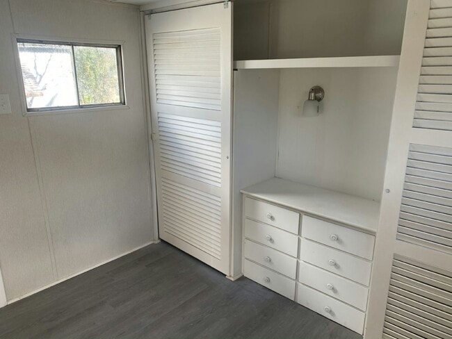 Building Photo - 5 Circle Dr