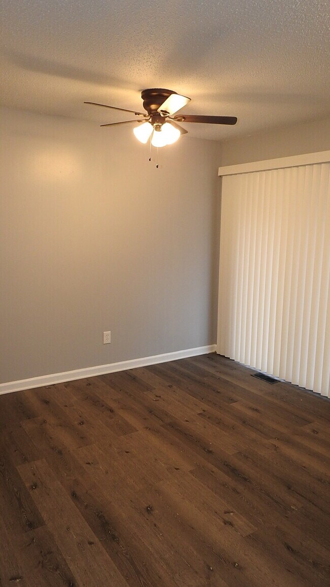 Building Photo - Welcome home to this spacious 3 bedrooms and 2 full baths duplex located on Orchard St in Pleasan...